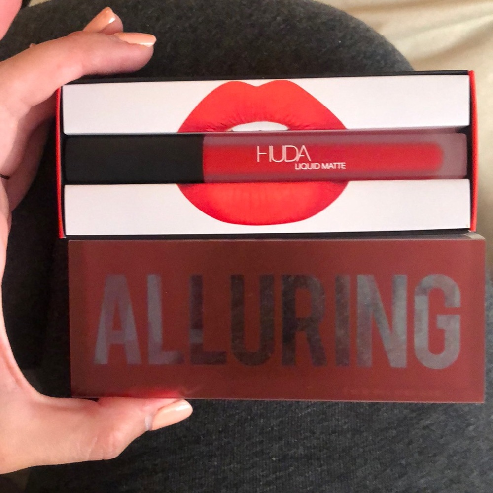 HUDA beauty liquid matte in shade Alluring.